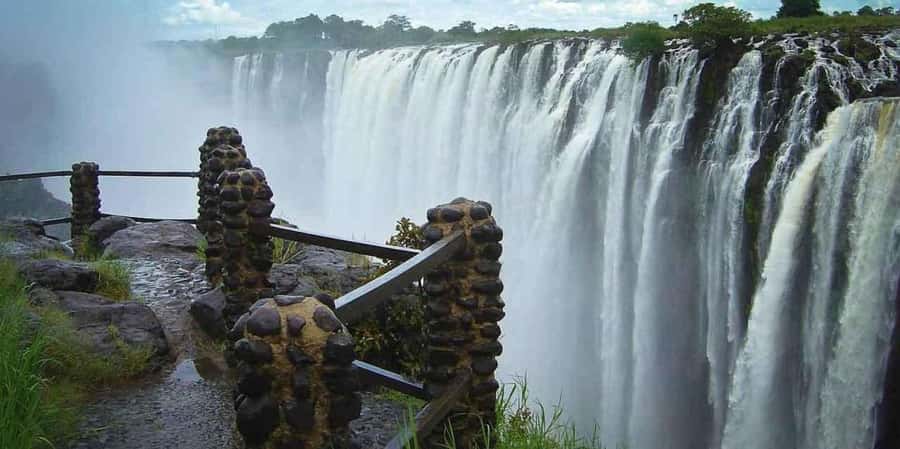 Guided Scenic Tour Of The Victoria Falls – Experience Nature - Seeing Mosi-oa-Tunya from the Zimbabwe side