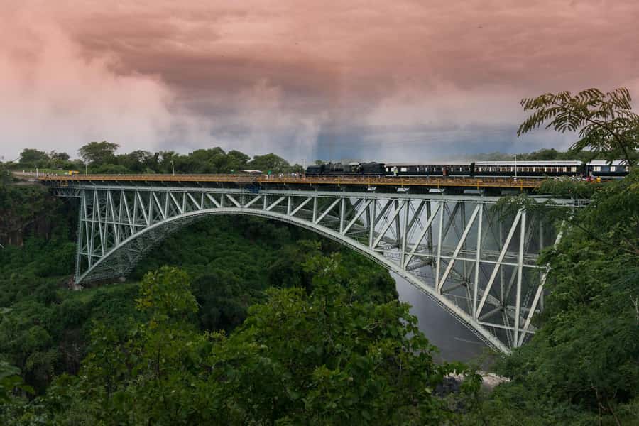 GUIDED TOUR OF THE VICTORIA FALLS ON THE ZAMBIAN SIDE - A guide who adds more than directions