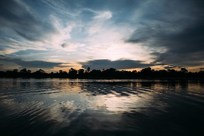 Sundowner Cruise on Zambezi River (Zimbabwe) - Wildlife watching from the boat