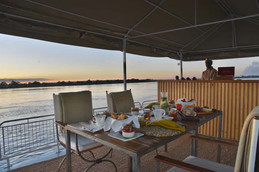 Victoria Falls: Sunrise Cruise on the Zambezi River - Breakfast with a view
