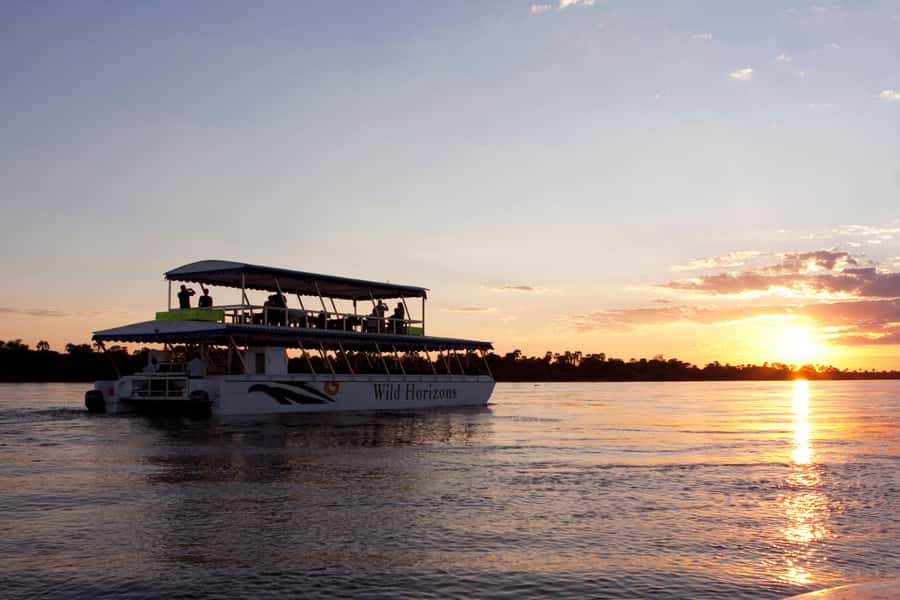 Zimbabwe: Sundowner Cruise (Standard) Zambezi River - Why the Zambezi sunset cruise works so well
